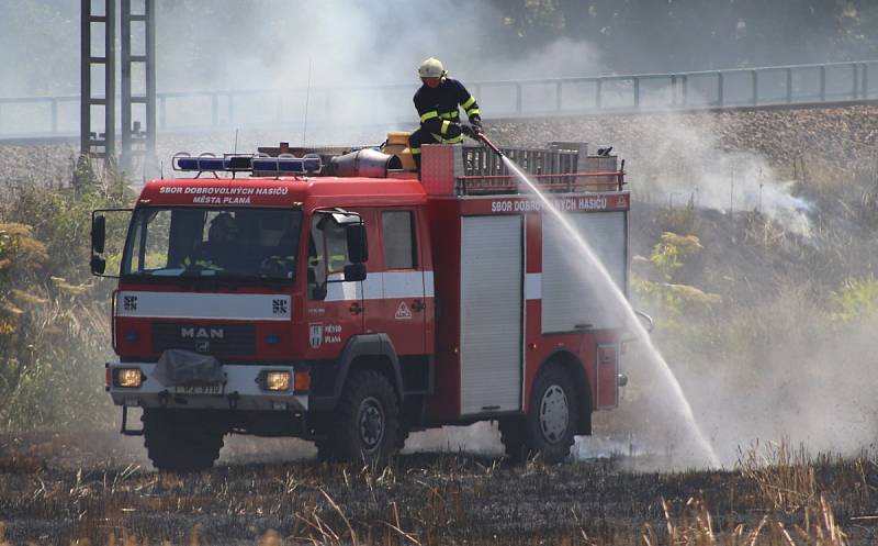 Požár obilného lánu u Chodové Plané.