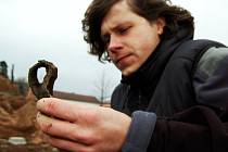 Na snímku Michal Vadlejch při odhalování částí keramických předmětů které ležely v hnojníku čtyři stovky let.