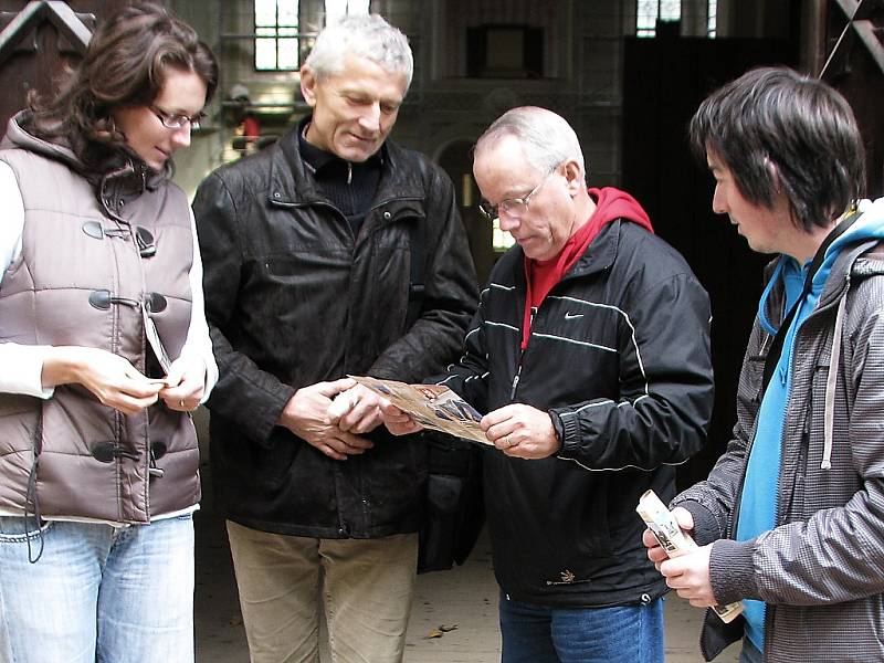 PO PROHLÍDCE JÍZDÁRNY. Zleva Michaela Svobodová, Josef Svoboda, jejich host Jim Dibble a průvodce světeckou jízdárnou Pavel Voltr. 