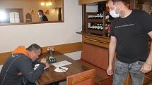 V restauraci Pohoda ve Vítkově u Tachova nařízení dodržují, první den bez problémů a bez konfliktů.