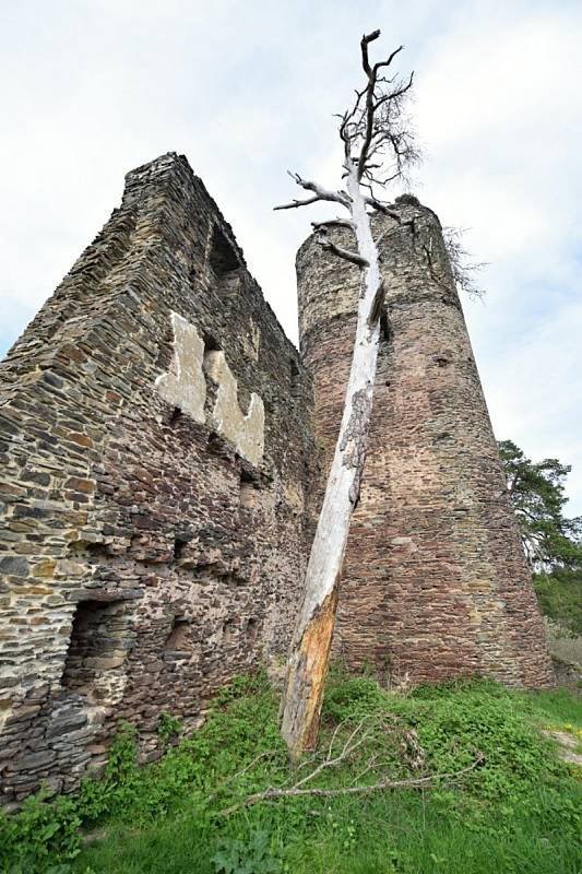 Romantická zřícenina hradu Gutštejn láká turisty k návštěvám.