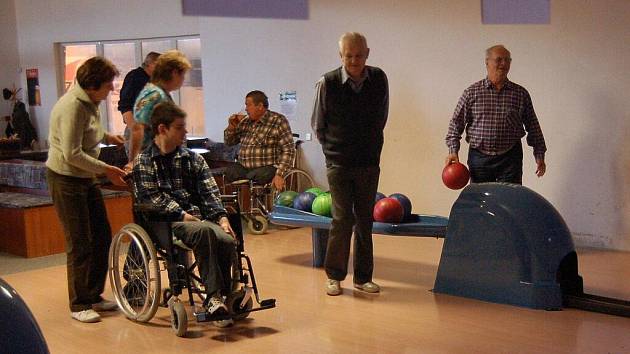 Vozíčkáři vyrazili na bowling