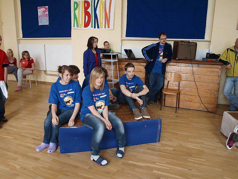 V aule plánské ZŠ na náměstí se konalo školní kolo hry Rubikon.