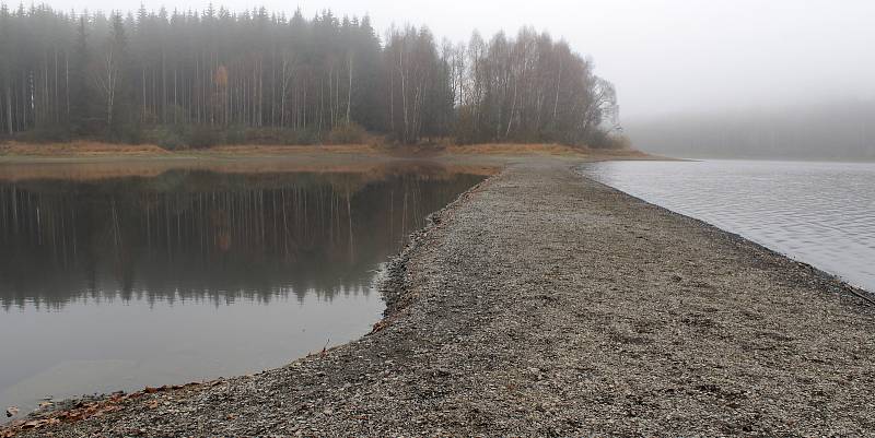 Snímky z horní části vodní nádrže Lučina v místech, kde byla silnice a mostek přes Sklářský potok, který je jedním z přítoků do Lučiny. Patrný je pokles vodní hladiny.