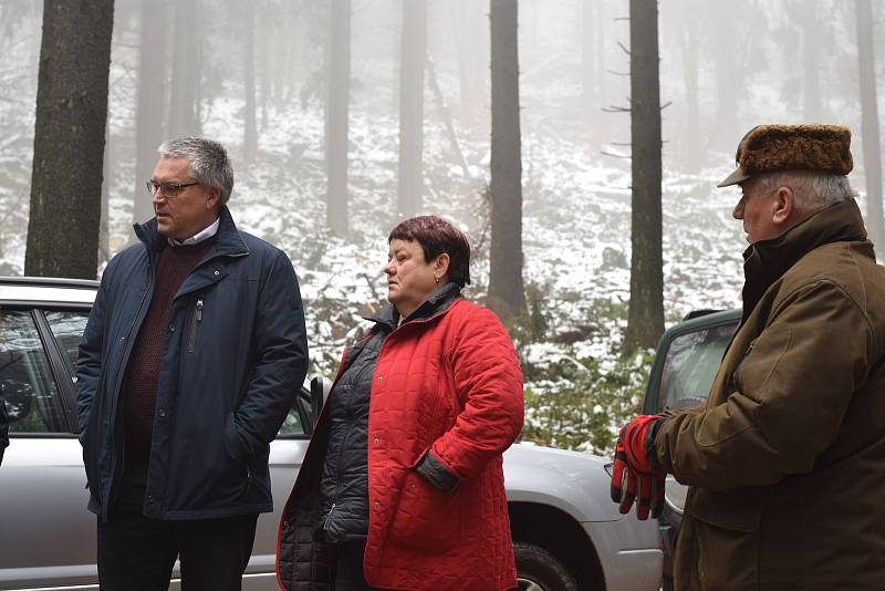 Zástupci města Přimdy a Pfreimdu se v sobotu sešli, aby zasázeli sazenice tisu červeného.