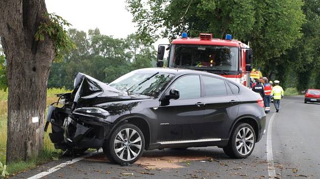 Čtyřiačtyřicetiletý řidič jel rychle a narazil do stromu. Na luxusním BMW X6 je škoda skoro půl milionu korun.