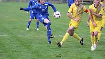 Tatran Chodov (ve žlutém) - TJ Chodský Újezd (v modrém) 2:2 (2:0), PK 3:4.