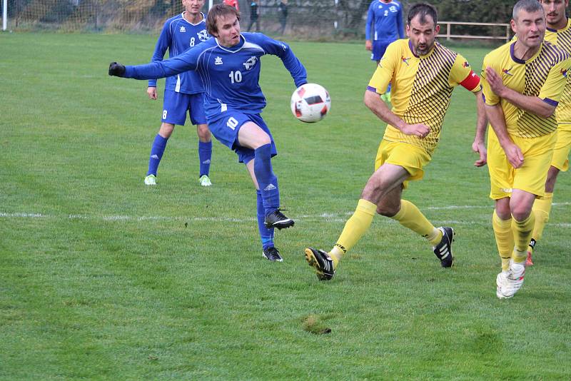 Tatran Chodov (ve žlutém) - TJ Chodský Újezd (v modrém) 2:2 (2:0), PK 3:4.