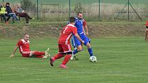 Sokol Lom (v červeném) - FK Tachov (v modrém) 2:0.