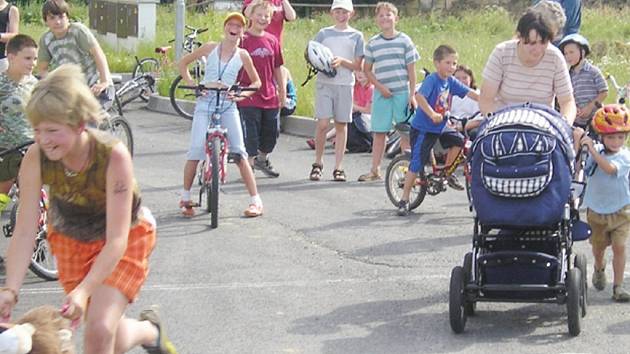 Úspěšně k cíli se řítila Iva Kertysová se lvem Benjamínkem (vlevo). V patách jí byla Eliška a Petra Čechurovy, se skterými běžel i Vojtík Čechura.