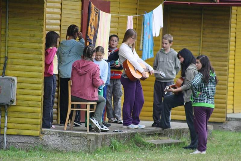 Muzikanti z Tachovského dětského sboru jsou na táboře v Kořenu