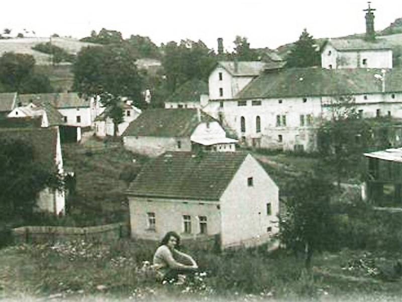 Pohled na Třebel z roku 1961. Vidět jsou budovy pivovaru i komín, který dnes už neexistuje. 