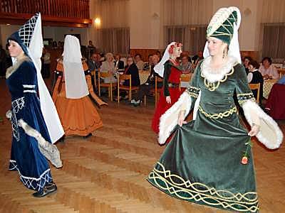 Galina Kortanová (vpravo) mohla sympatie respondentů získat i za členství v souboru historických tanců Mericia.
