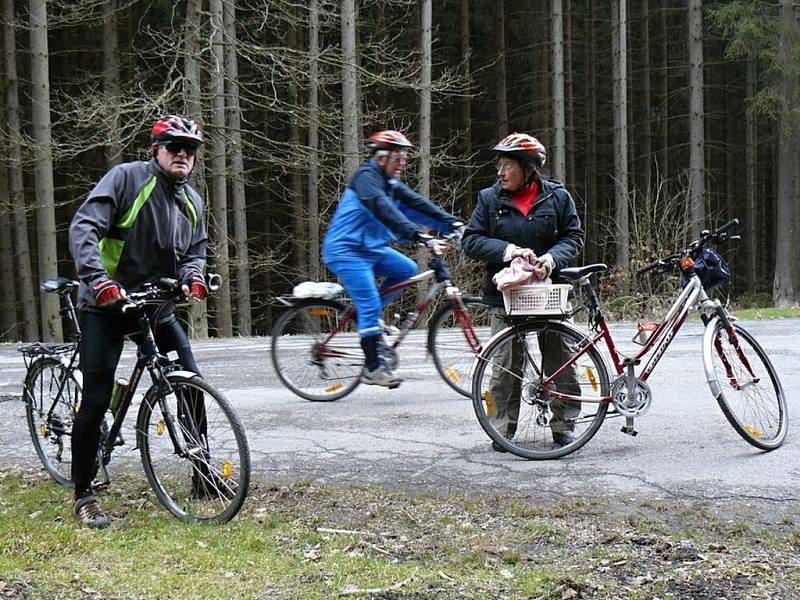 První jarní kilometry mají za sebou cyklisti z tachovského cykloklubu Nežeňme se.