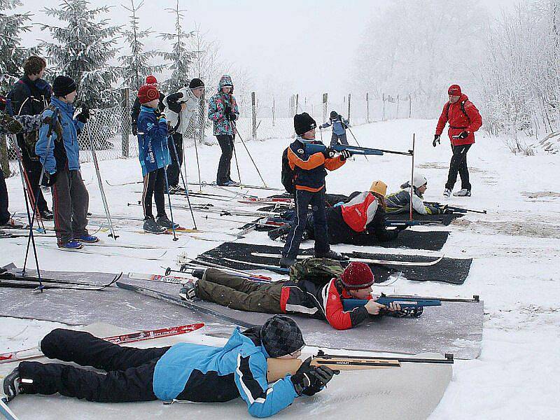 SPORTOVNÍ DOPOLEDNE si v Silberhütte společně užily české i německé děti. 