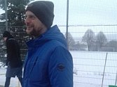 Kouč fotbalistů Dlouhého Újezdu Václav Zeman řídí s úsměvem sobotní trénink svých svěřenců na zasněženém kurtu v areálu hřiště v Dlouhém Újezdu.