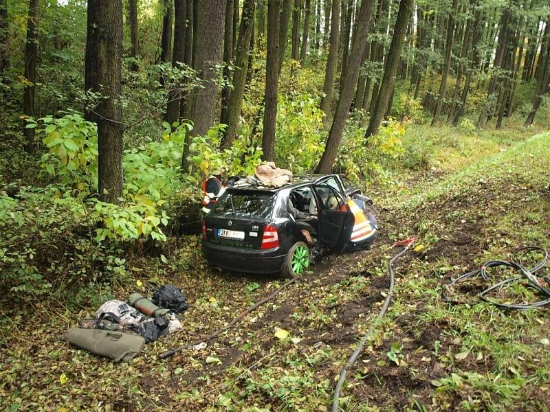 Při nehodě Škody Fabia RS byl těžce zraněn spolujezdec. Mladý šofér vyvázl s lehčími zraněními. Oba byli letecky traportováni do plzeňské fakultní nemocnice na Lochotíně.