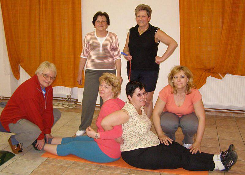 Ženy se scházejí u cvičení