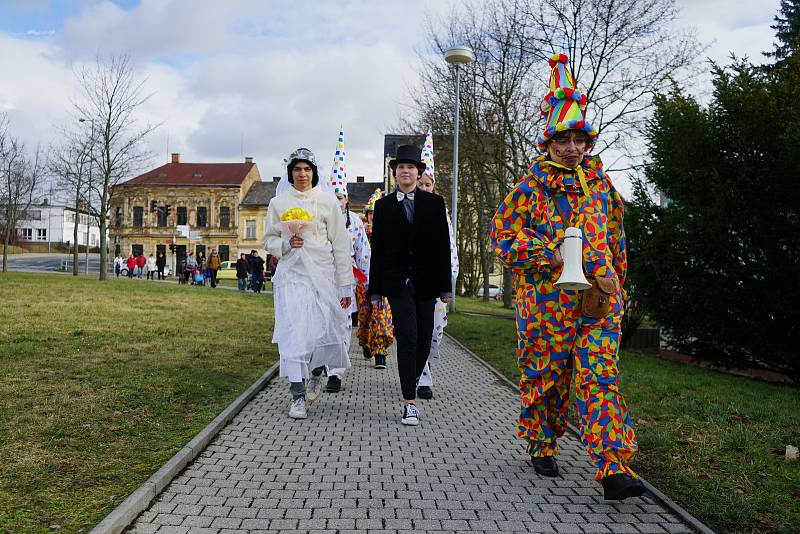 Tachovem prošel masopustní průvod.