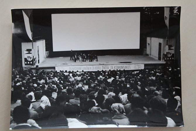 Letní kino při zahájení Filmového festivalu pracujících.