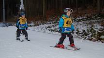 Předškoláci vyrazili na svah do lázní, učí se lyžovat