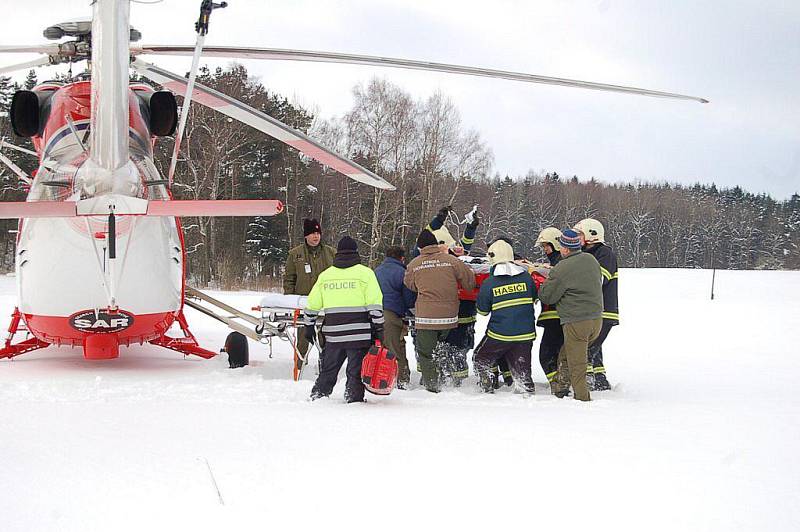 Na muže se převrátil malý traktor