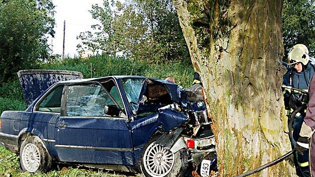 Z hrozivě vypadající nehody vyvázl řidič tohoto BMW se zlomenou klíční kostí a několika pohmožděninami.