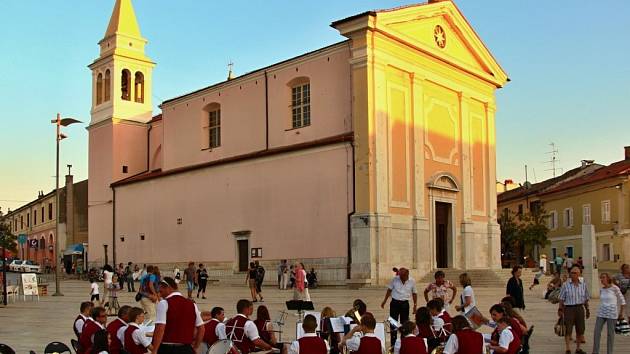 DECHOVÝ ORCHESTR MLADÝCH se připravuje na vystoupení na náměstí Svobody v Poreči. Na snímku vpravo zahájení tenisového turnaje, orchestr zcela vlevo.