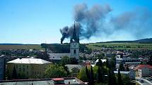 Během pondělního odpoledne došlo nad Tachovem v prostorách jedné z firem k požáru pneumatik