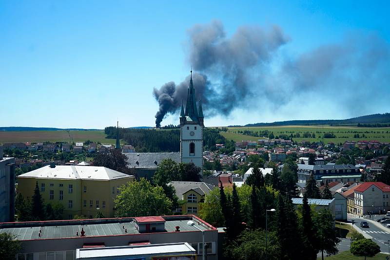 Během pondělního odpoledne došlo nad Tachovem v prostorách jedné z firem k požáru pneumatik