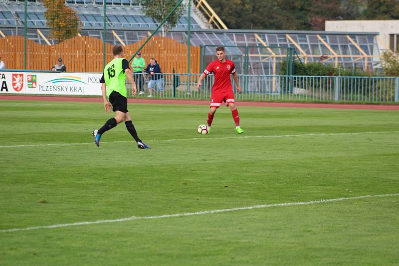 Z utkání krajského přeboru mezi FK Tachov (v červeném) a Slavojem Žihle.