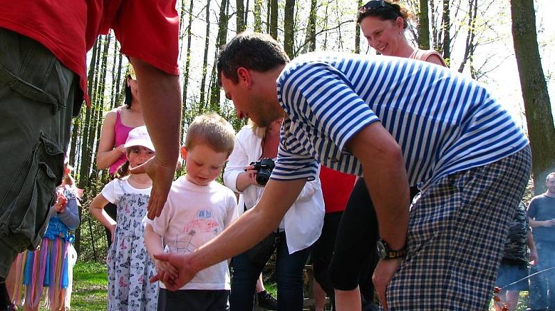 Tachovští vodáci otevřeli sezónu. Odemkli Mži a pasovali nové vodáky.