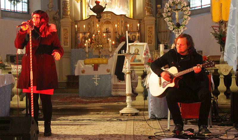 Na druhou adventní neděli vystoupila Bára Zemanová s tematickým repertoárem v Milířích v rámci každoroční Vánoční šňůry po kostelích.