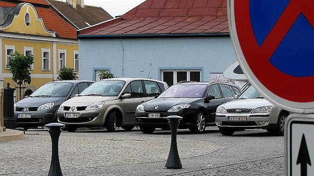 TO SE NÁM VŮBEC NELÍBÍ shodují se občané Chodové Plané. Poukazují na to, aby se z náměstí nestalo parkoviště. 