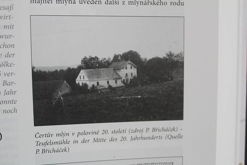 U Čertova mlýna nedaleko Stráže vybudoval Robert Vašíček čtyři rybníky. Černobílý snímek z knihy Cestami krajánků (se svolením autora knihy Zdeňka Procházky) ukazuje podobu mlýna v 50. letech 20. století.