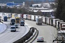 Kolony kamionů na dálnici D5. Fotografie těsně před bývalým dálničním hraničním přechodem Rozvadov.