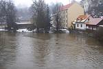 Řeka Mže se ve Stříbře vylévá z břehů. 