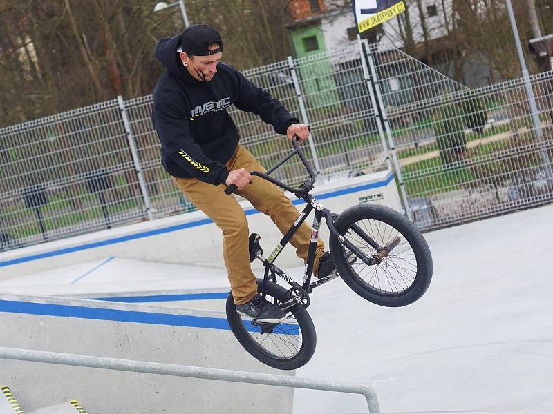 Desítky jezdců všech věkových kategorií si přišlo vyzkoušet nově opravený skatepark v okresním městě. První dojmy jsou vesměs velmi pozitivní.