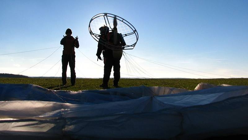 Paragliding je letecký sport. Provozují ho i na letišti v Erpužicích nedaleko Stříbra.