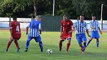 FK Tachov (v červeném) - FK Staňkov (v modrém) 6:1 (3:0).