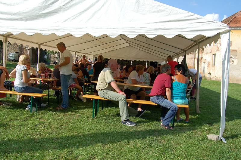 Svojšínský zámek hostí během léta kulturní, společenské ale i hudební akce, naposledy Country folkový festík.