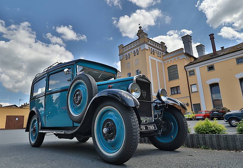 Ze západních Čech i dalších míst se do Chodové Plané v sobotu sjeli majitelé se svými stařičkými automobilovými veterány.