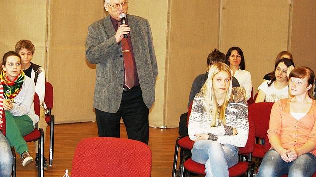 STAROSTA MĚSTA TACHOVA Ladislav Macák ve středu diskutoval se žáky a studenty tachovských základních a středních škol. 