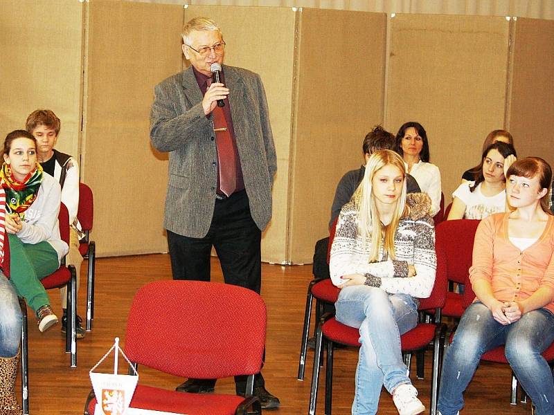 STAROSTA MĚSTA TACHOVA Ladislav Macák ve středu diskutoval se žáky a studenty tachovských základních a středních škol. 