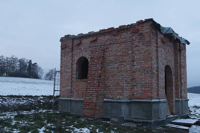 Nová cihelná stavba roste u dnes nepoužívané původní úvozové cesty z Dolního Kramolína do Holubína na Tachovsku.