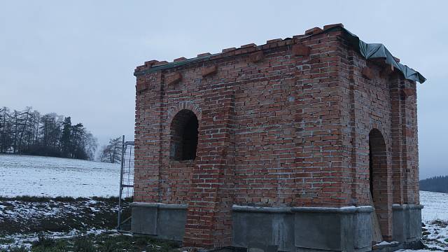 Nová cihelná stavba roste u dnes nepoužívané původní úvozové cesty z Dolního Kramolína do Holubína na Tachovsku.