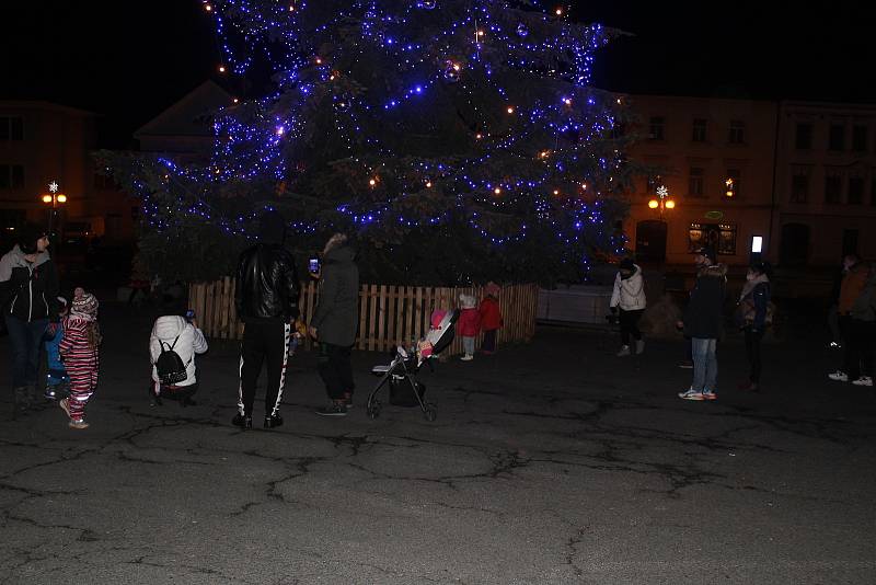 Rozsvícení vánočního stromu v Tachově.