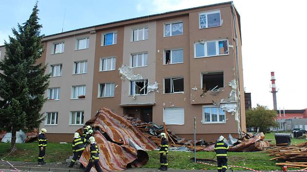 Hasiči likvidovali v pondělí dopoledne následky nedělní vichřice.