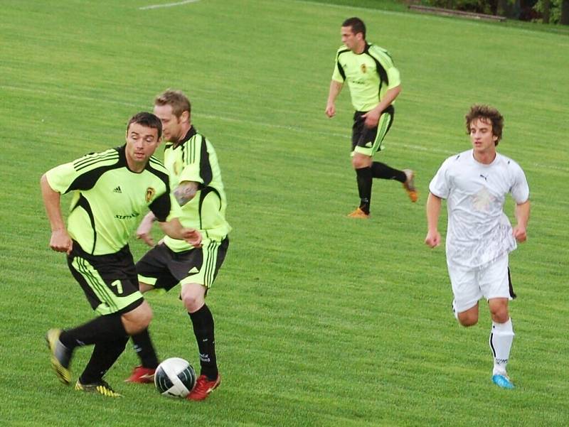 Fotbal-1. A třída: Rozvadovští byli v okresním derby proti B. Stříbro úspěšní, zvítězili 5:2.