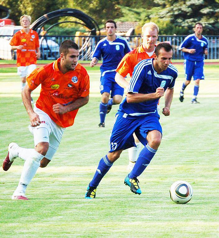 Tachov (v modrém) přehrál Spartak Chrást 3:0.